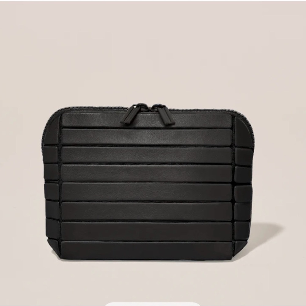 Small traveler in onyx